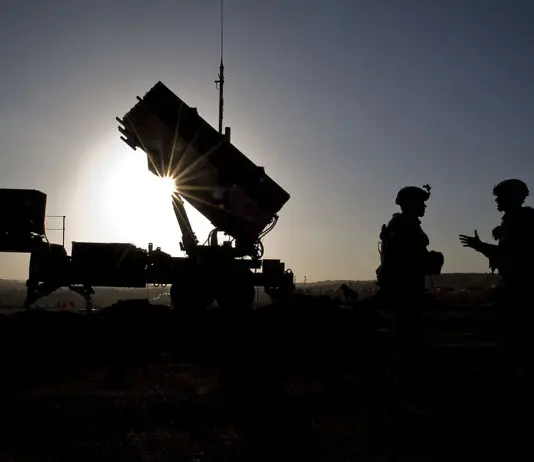 I sistemi di difesa Nato intercettano un missile lanciato dall’Iran nello spazio aereo della Turchia