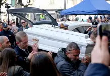 Oggi a Nola i funerali del piccolo Domenico, applausi della folla all’arrivo del feretro