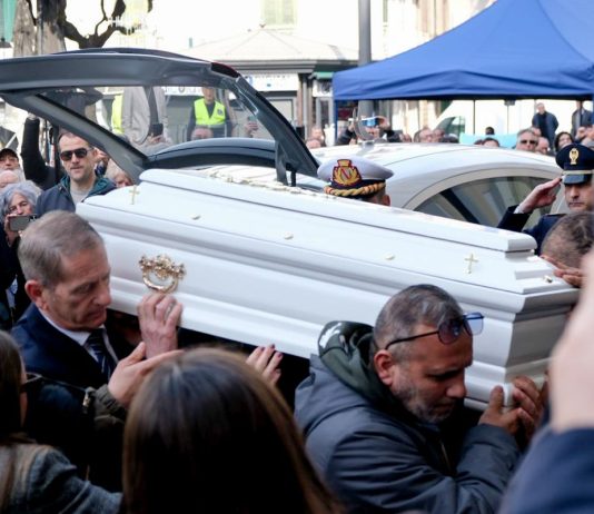 Oggi a Nola i funerali del piccolo Domenico, applausi della folla all’arrivo del feretro