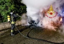Auto in marcia prende fuoco nell’Oristanese, illeso il conducente