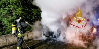 Auto in marcia prende fuoco nell’Oristanese, illeso il conducente