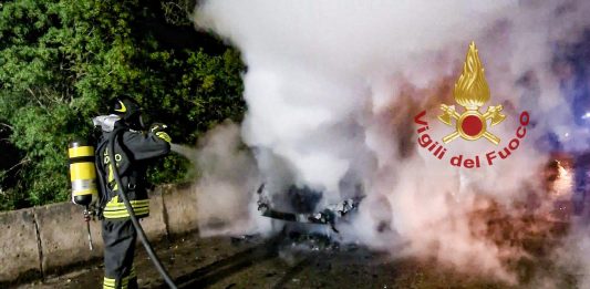 Auto in marcia prende fuoco nell’Oristanese, illeso il conducente