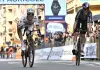 La prima volta di Pogacar alla Milano-Sanremo: cade, recupera e vince in volata. Sua l’edizione n°117 della Classicissima