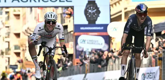 La prima volta di Pogacar alla Milano-Sanremo: cade, recupera e vince in volata. Sua l’edizione n°117 della Classicissima