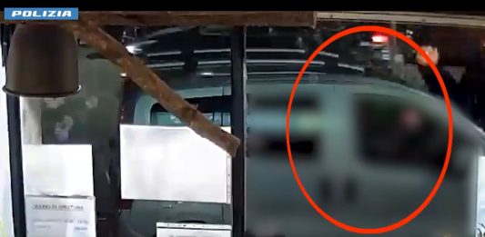 Esplosero un colpo di pistola per derubarlo dello zaino, 3 arresti a Milano