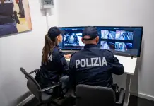 Derubano una turista su un vagone della metropolitana a Roma, arrestate due borseggiatrici