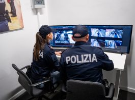 Derubano una turista su un vagone della metropolitana a Roma, arrestate due borseggiatrici