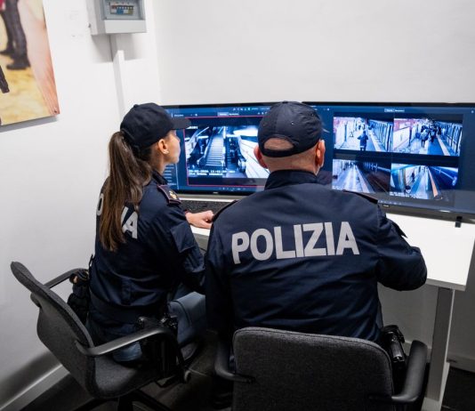 Derubano una turista su un vagone della metropolitana a Roma, arrestate due borseggiatrici