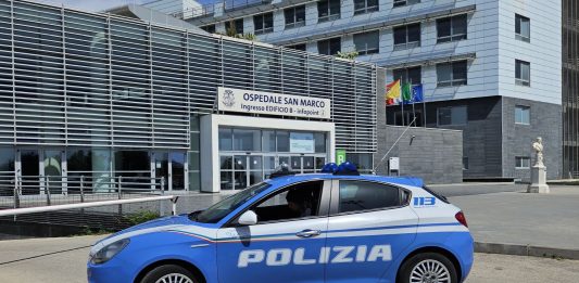 Ubriaco al Pronto Soccorso sferra un pugno al medico: arrestato un 19enne a Catania