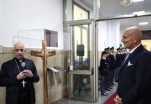 Il Vaticano dona alla Questura di Roma la croce del Giubileo 2025, simbolo di speranza