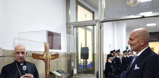 Il Vaticano dona alla Questura di Roma la croce del Giubileo 2025, simbolo di speranza