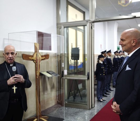 Il Vaticano dona alla Questura di Roma la croce del Giubileo 2025, simbolo di speranza