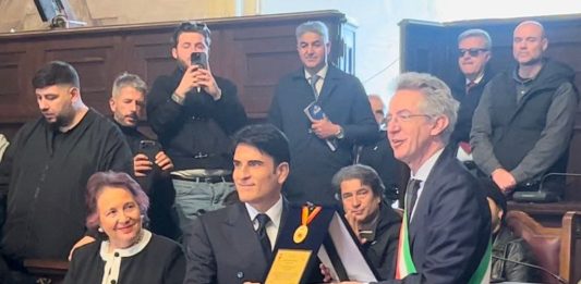 Napoli omaggia Sal Da Vinci, targa e medaglia per il vincitore di Sanremo