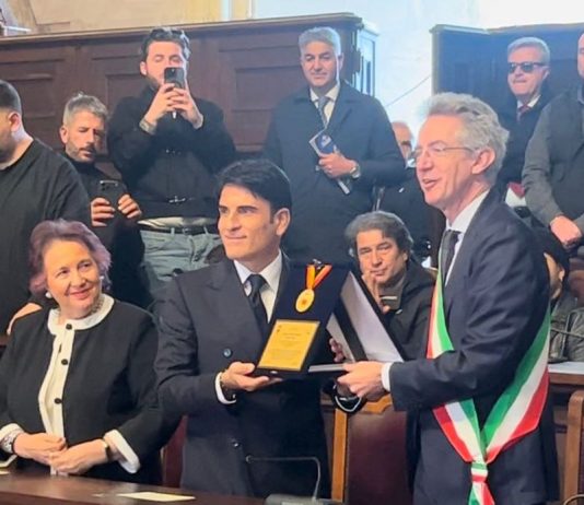 Napoli omaggia Sal Da Vinci, targa e medaglia per il vincitore di Sanremo