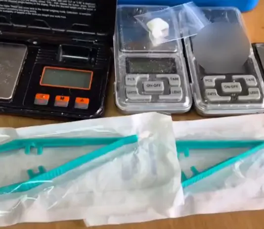 Roma, box auto trasformato in una raffineria di droga: arrestato 66enne nella zona di Torrevecchia / Video