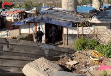 Blitz dei Carabinieri in un campo nomadi a Napoli, sequestri e proteste: identificate 84 persone