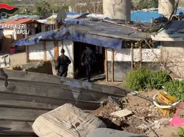 Blitz dei Carabinieri in un campo nomadi a Napoli, sequestri e proteste: identificate 84 persone