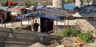 Blitz dei Carabinieri in un campo nomadi a Napoli, sequestri e proteste: identificate 84 persone