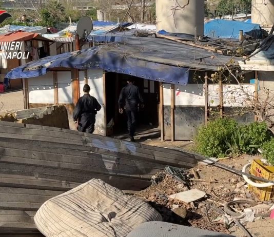 Blitz dei Carabinieri in un campo nomadi a Napoli, sequestri e proteste: identificate 84 persone