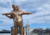 Statua in stile “Titanic” a Washington con Trump ed Epstein raffigurati come Jack e Rose