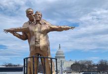 Statua in stile “Titanic” a Washington con Trump ed Epstein raffigurati come Jack e Rose