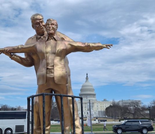Statua in stile “Titanic” a Washington con Trump ed Epstein raffigurati come Jack e Rose