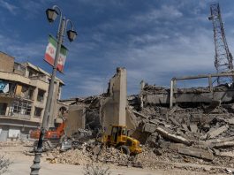 Massicci raid israeliani su Teheran. Iran “Colpita una petroliera e attaccata la base Usa in Bahrein”. Media “Ferito il figlio di Khamenei”