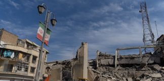 Massicci raid israeliani su Teheran. Iran “Colpita una petroliera e attaccata la base Usa in Bahrein”. Media “Ferito il figlio di Khamenei”