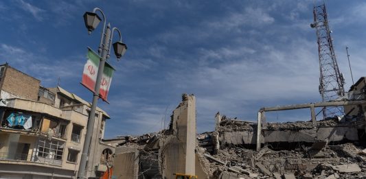 Massicci raid israeliani su Teheran. Iran “Colpita una petroliera e attaccata la base Usa in Bahrein”. Media “Ferito il figlio di Khamenei”