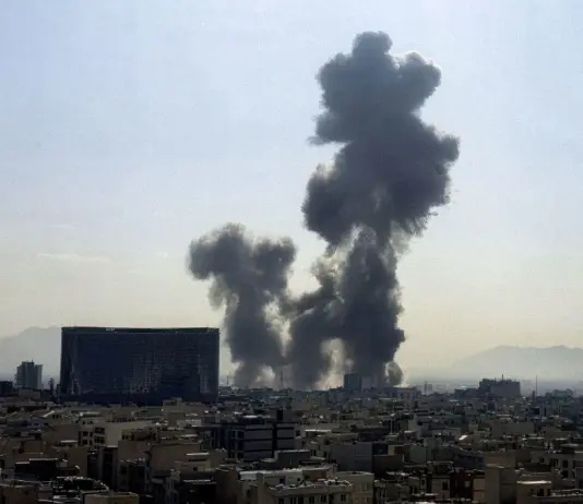 Nuovi raid israeliani su Teheran, Trump “Se reagiscono li colpiremo come mai”