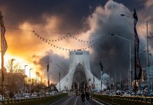 Nuovi raid di Israele a Teheran, colpito edificio del summit riunito per la nuova Guida Suprema. Trump “Distrutte le capacità militari iraniane”