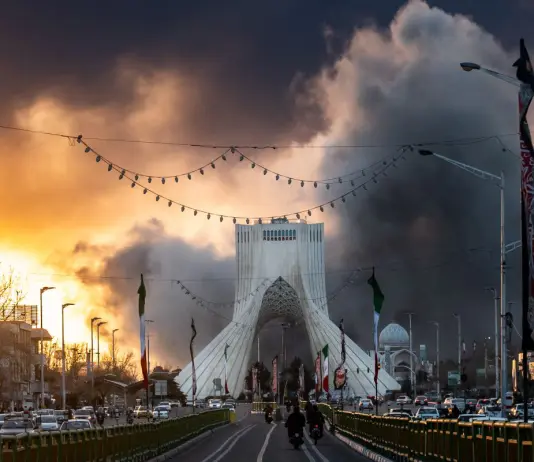 A Teheran colpito edificio del summit riunito per la nuova Guida Suprema. Fiamme al consolato Usa a Dubai. Trump “Distrutte le capacità militari iraniane”