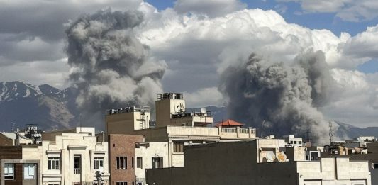 Nuovi attacchi Usa in Iran, Teheran minaccia di chiudere lo Stretto di Hormuz