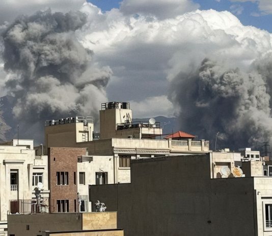 Nuovi attacchi Usa in Iran, Teheran minaccia di chiudere lo Stretto di Hormuz