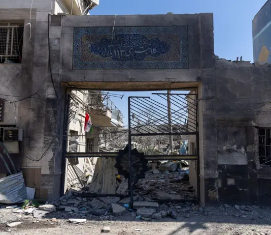 Israele lancia la decima ondata di attacchi su Teheran. Rinviati i funerali di Khamenei. La Turchia: “Abbattuto missile diretto verso di noi”