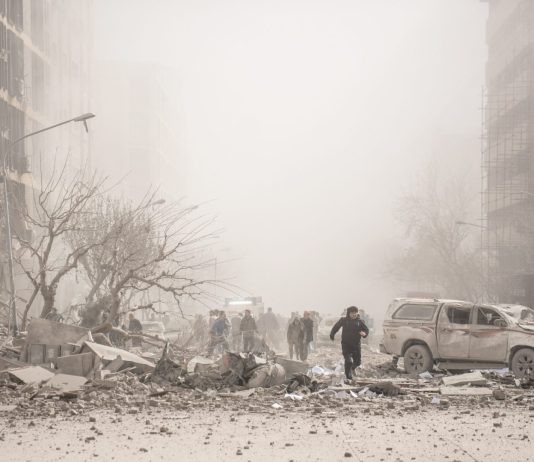 Nuovi raid di Israele a Teheran, colpito edificio del summit riunito per la nuova Guida Suprema. Trump “Distrutte le capacità militari iraniane”