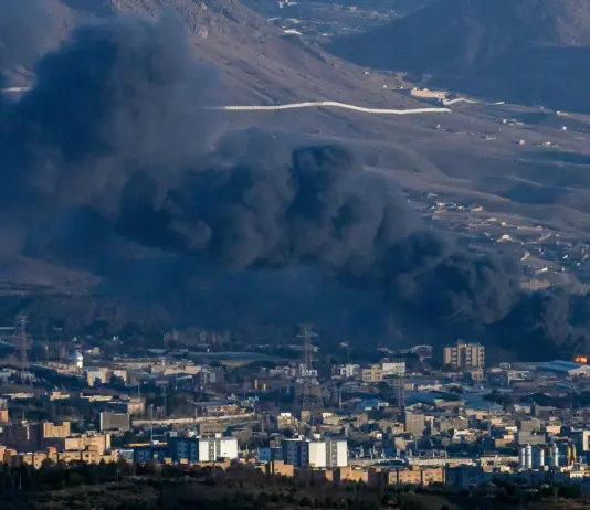 Israele lancia la decima ondata di attacchi su Teheran. Rinviati i funerali di Khamenei. La Turchia: “Abbattuto missile diretto verso di noi”