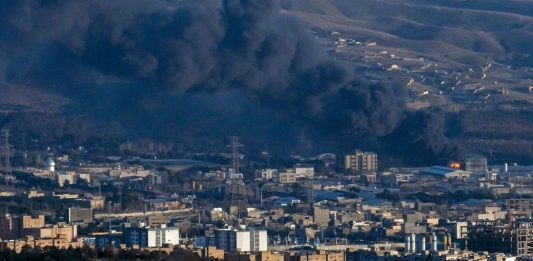 Gli Usa colpiscono 90 obiettivi militari in Iran, Teheran attacca basi americane. Trump “Vogliono accordo ma non so se vale la pena farlo”