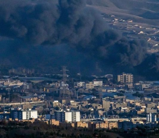Gli Usa colpiscono 90 obiettivi militari in Iran, Teheran attacca basi americane. Trump “Vogliono accordo ma non so se vale la pena farlo”