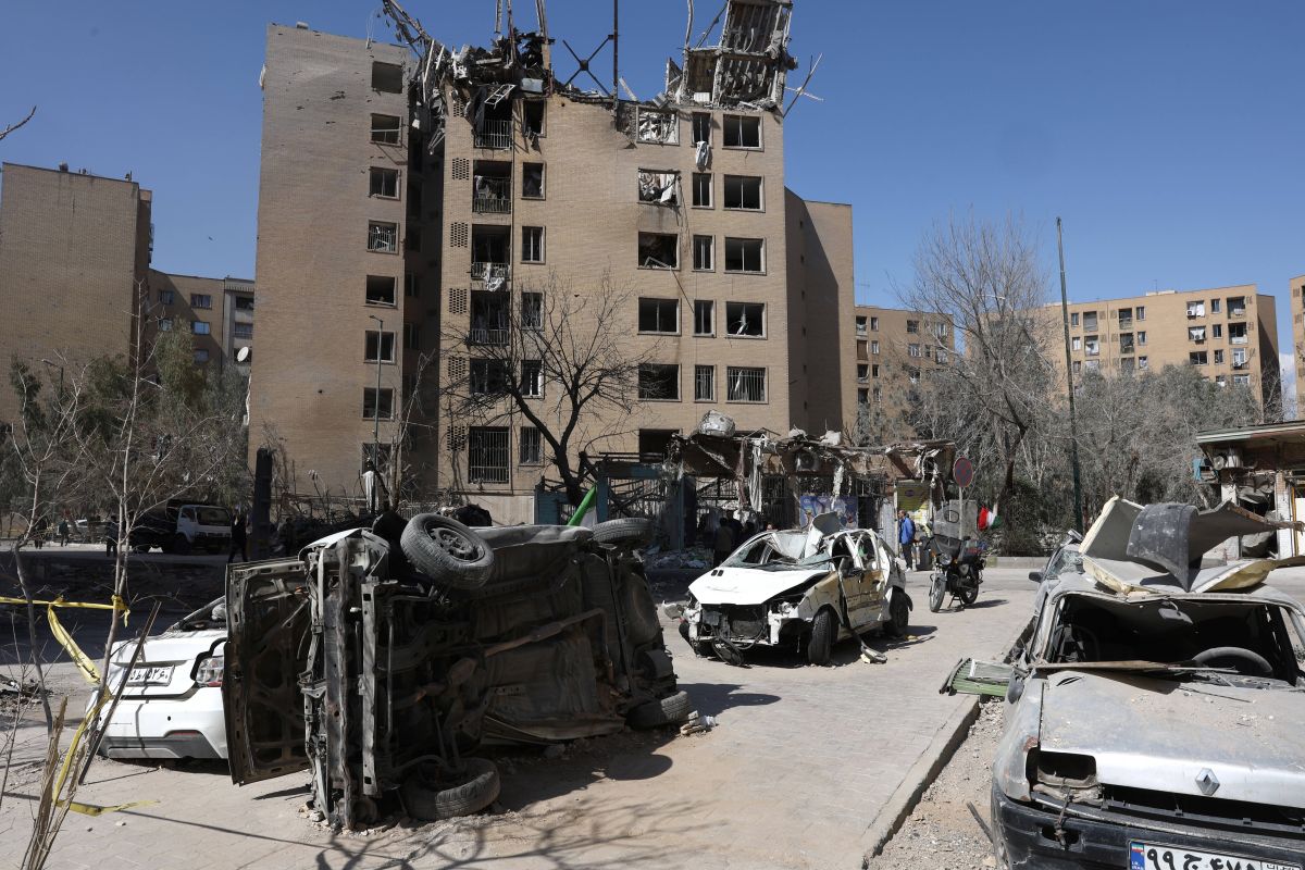 Nuovi raid israeliani in Libano su obiettivi di Hezbollah. Trump “Vogliamo entrare in Iran e ripulire tutto”. Colpita base Unifil, feriti caschi blu