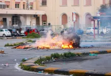 Notte di fuoco a Palermo per le “vampe” di San Giuseppe, in fiamme anche cassonetti e auto