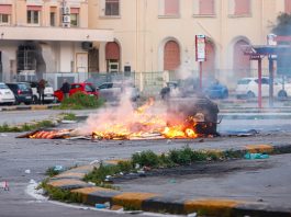 Notte di fuoco a Palermo per le “vampe” di San Giuseppe, in fiamme anche cassonetti e auto