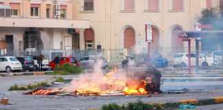 Notte di fuoco a Palermo per le “vampe” di San Giuseppe, in fiamme anche cassonetti e auto