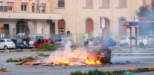 Notte di fuoco a Palermo per le “vampe” di San Giuseppe, in fiamme anche cassonetti e auto