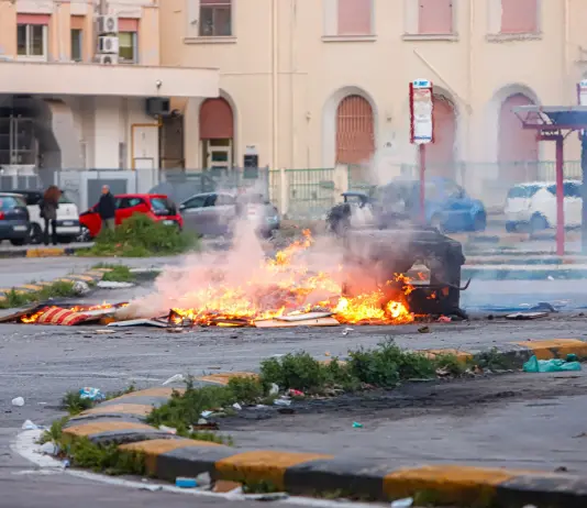 Notte di fuoco a Palermo per le “vampe” di San Giuseppe, in fiamme anche cassonetti e auto