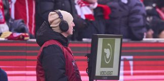 Germany, masked fan unplugs VAR before an on-field review