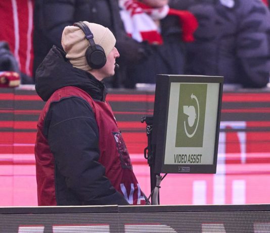Germany, masked fan unplugs VAR before an on-field review
