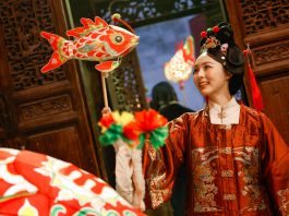 Cina: Anhui ospita tradizionale parata di lanterne a forma di pesce (3)