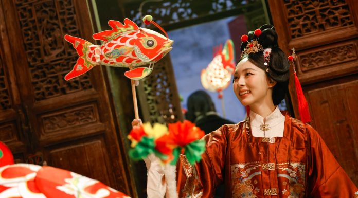 Cina: Anhui ospita tradizionale parata di lanterne a forma di pesce (3)