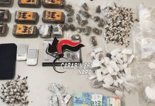 In fuga a 200 chilometri orari tra Giugliano e Napoli, arrestati due 19enni con droga / Video